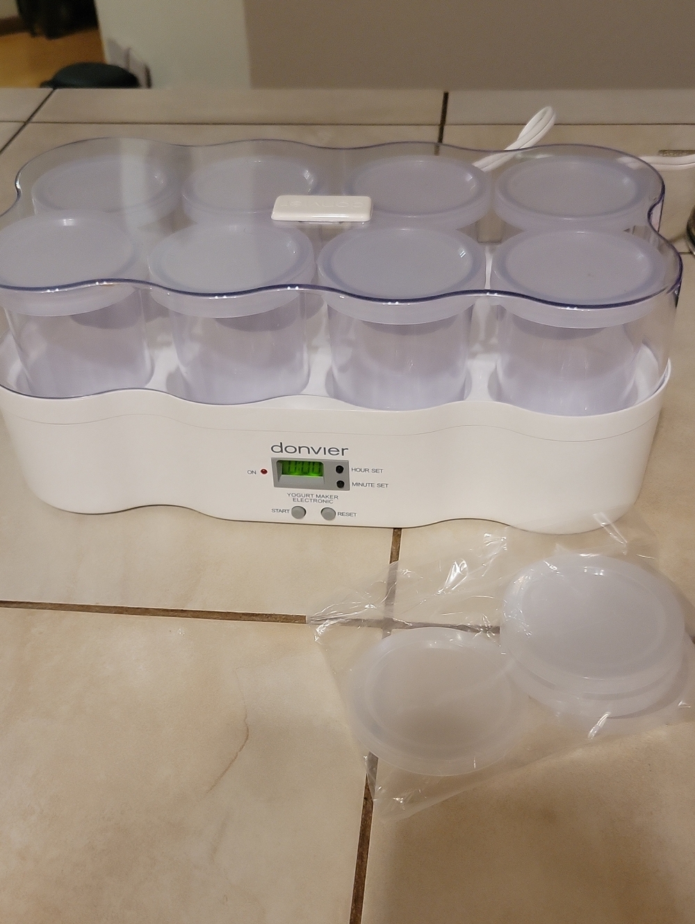 Donvier 8 Cup Electric Yogurt Maker Plus 4 Extra Lids NWOB